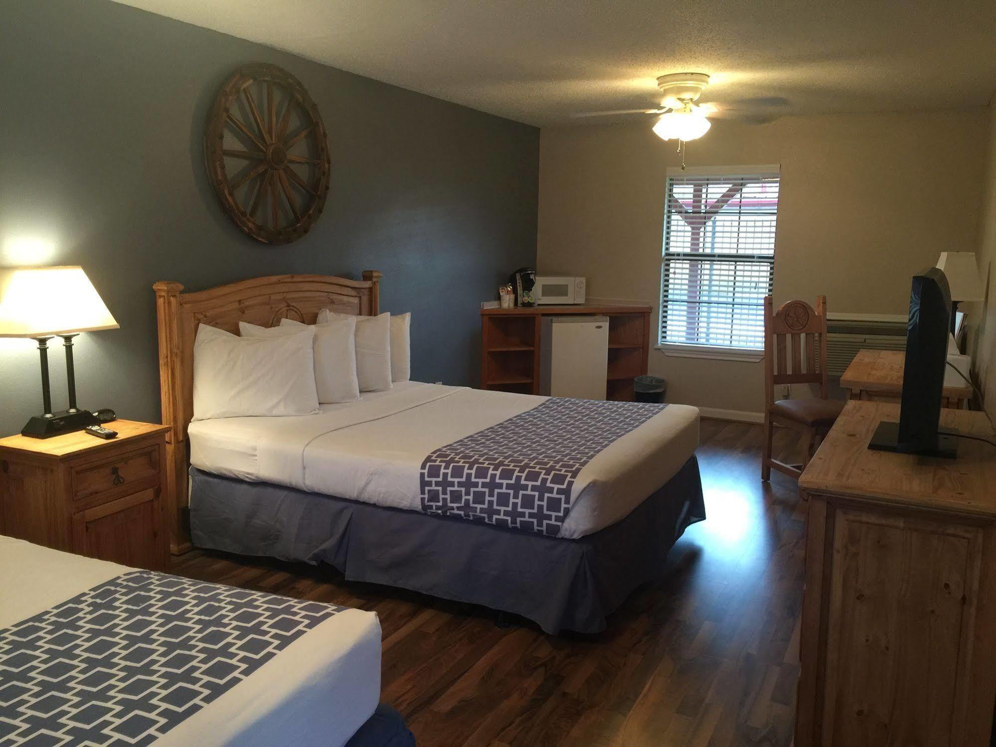 Four Horseman Travel Lodge Pilot Point Esterno foto